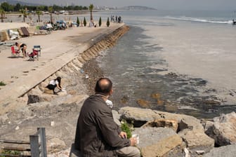 Eine schleimige Substanz wird an die Küste des Marmarameeres angeschwemmt. Die Verschmutzung hat ein Rekordausmaß erreicht.