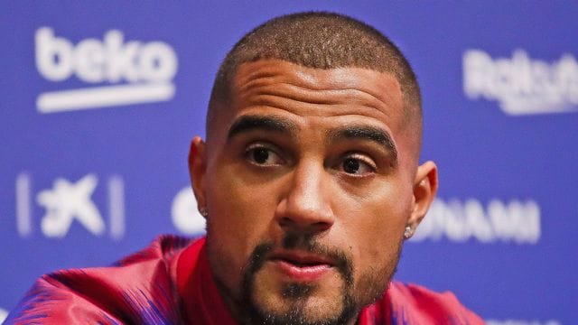 Kevin-Prince Boateng spricht bei einer Pressekonferenz.