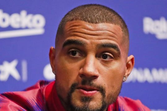 Kevin-Prince Boateng spricht bei einer Pressekonferenz.