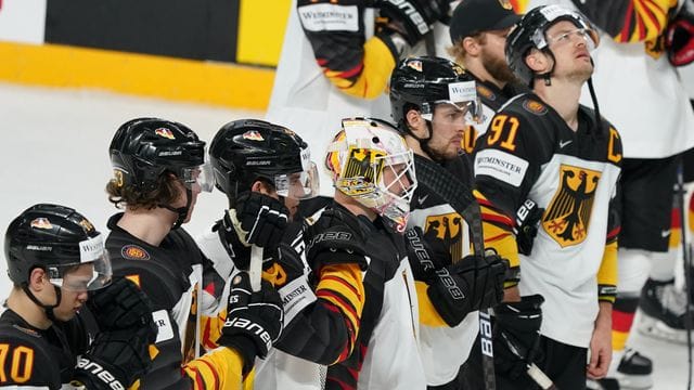 Das deutsche Team steht nach der 1:2-Halbfinalniederlage gegen Finnland enttäuscht auf dem Eis. Das deutsche Team steht nach der 1:2-Halbfinalniederlage gegen Finnland enttäuscht auf dem Eis.
