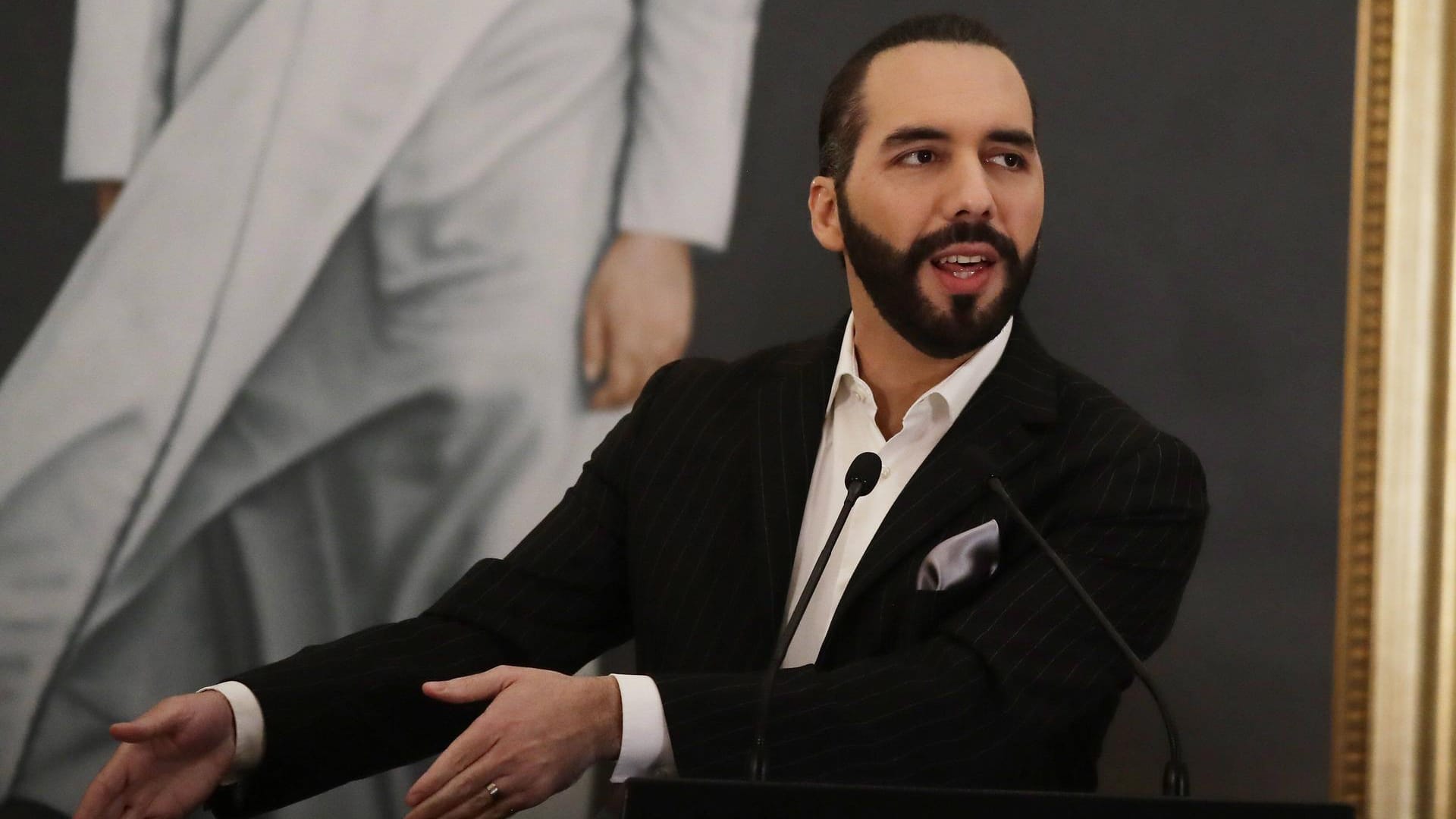 Der salvadorianische Präsident Nayib Bukele bei einer Pressekonferenz (Archivbild). Sein Land will Bitcoin als Zahlungsmittel anerkennen.