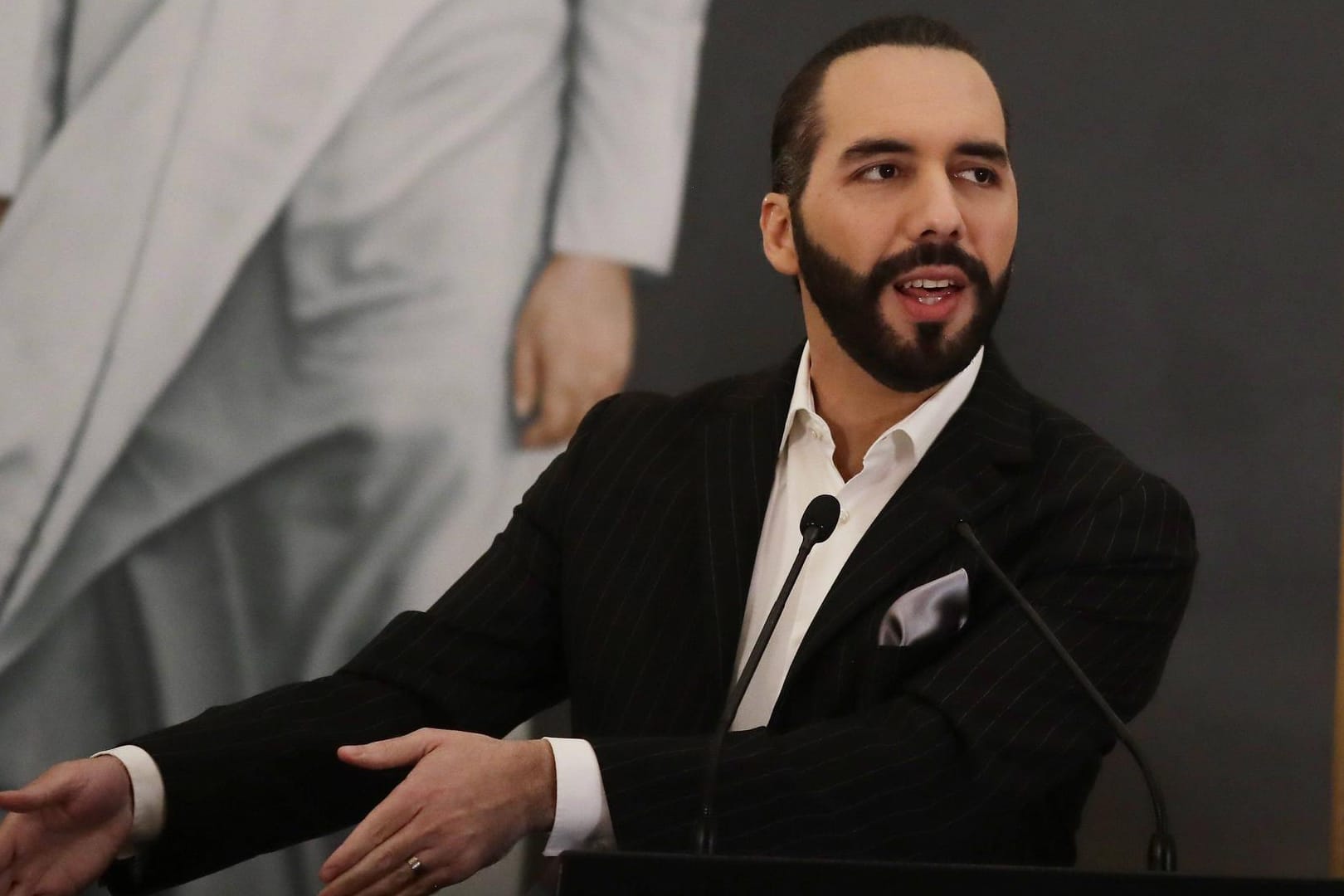 Der salvadorianische Präsident Nayib Bukele bei einer Pressekonferenz (Archivbild). Sein Land will Bitcoin als Zahlungsmittel anerkennen.