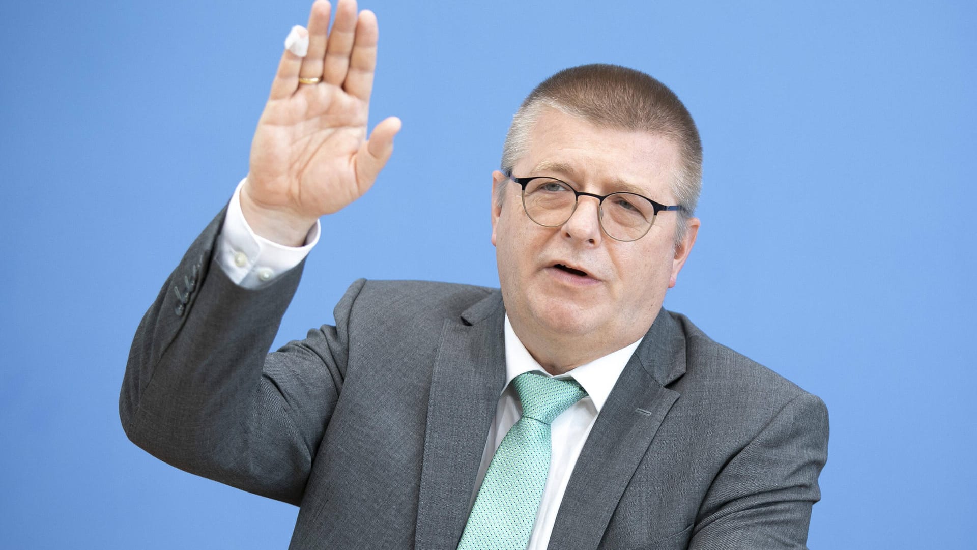 Thomas Haldenwang, Präsident des Verfassungsschutz: "Das inzwischen erreichte Niveau kannten wir bislang nur aus Zeiten des Kalten Kriegs." Thomas Haldenwang, Präsident des Verfassungsschutz: "Das inzwischen erreichte Niveau kannten wir bislang nur aus Zeiten des Kalten Kriegs."