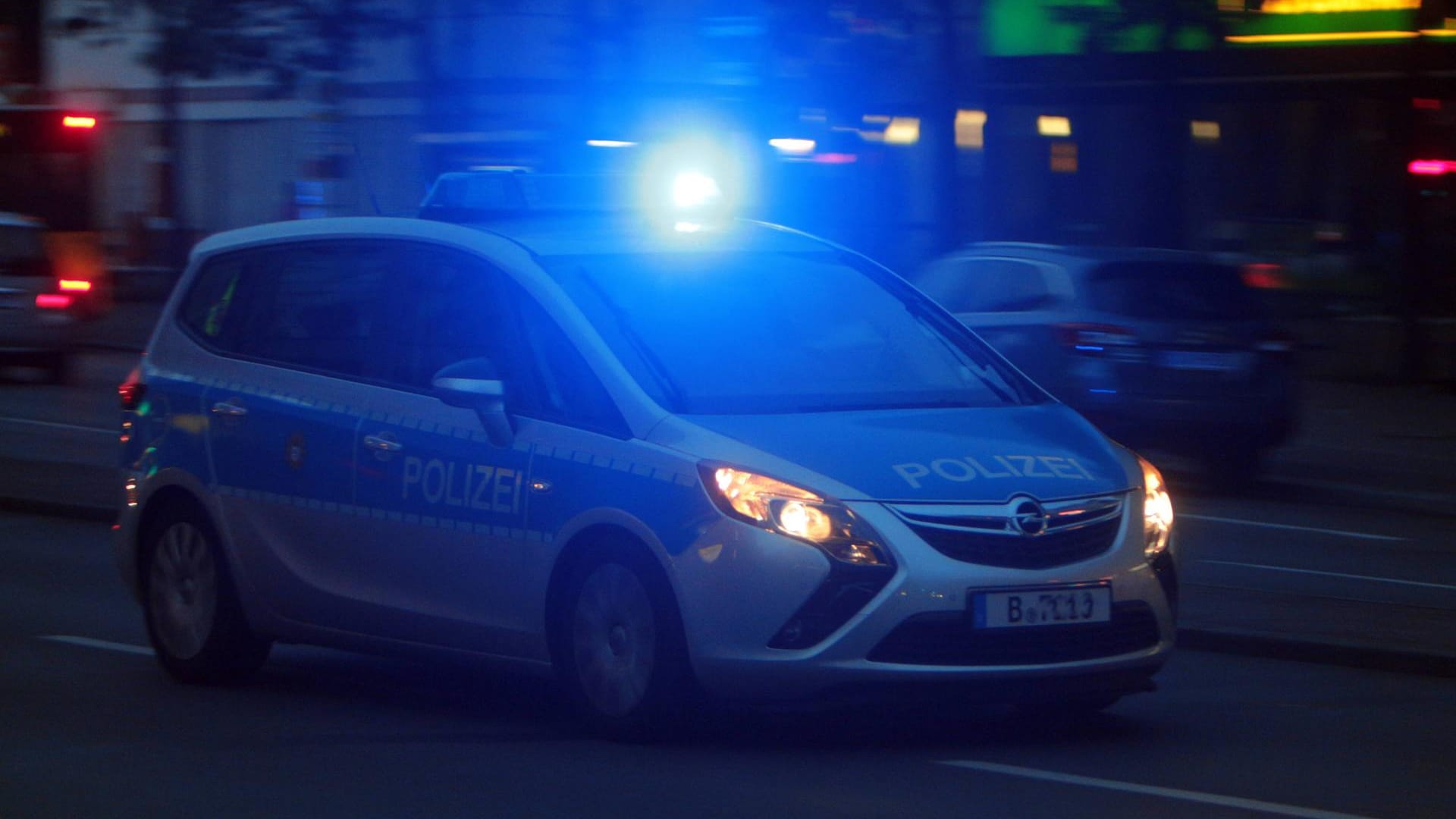Einsatzwagen der Polizei mit eingeschaltetem Blaulicht: In der City-West hat es einen schweren Unfall gegeben. Einsatzwagen der Polizei mit eingeschaltetem Blaulicht: In der City-West hat es einen schweren Unfall gegeben.