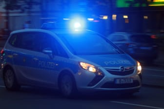 Einsatzwagen der Polizei mit eingeschaltetem Blaulicht: In der City-West hat es einen schweren Unfall gegeben.