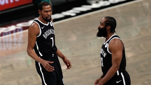 James Harden (r) verletzte sich früh im Spiel.