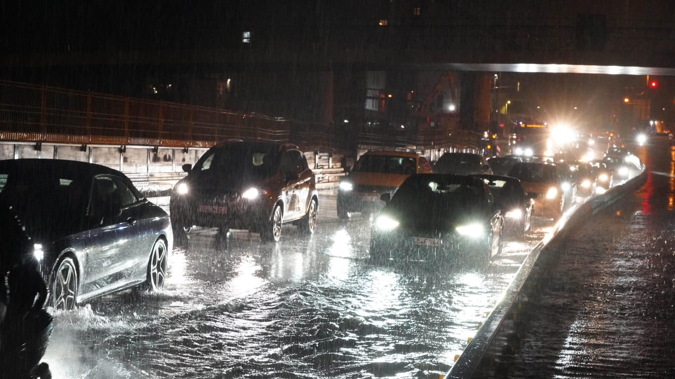 Autos fahren über die überflutete Schillerstrasse am Stuttgarter Hauptbahnhof: Die Abflüsse der Straße konnten die Wassermassen nicht aufnehmen.