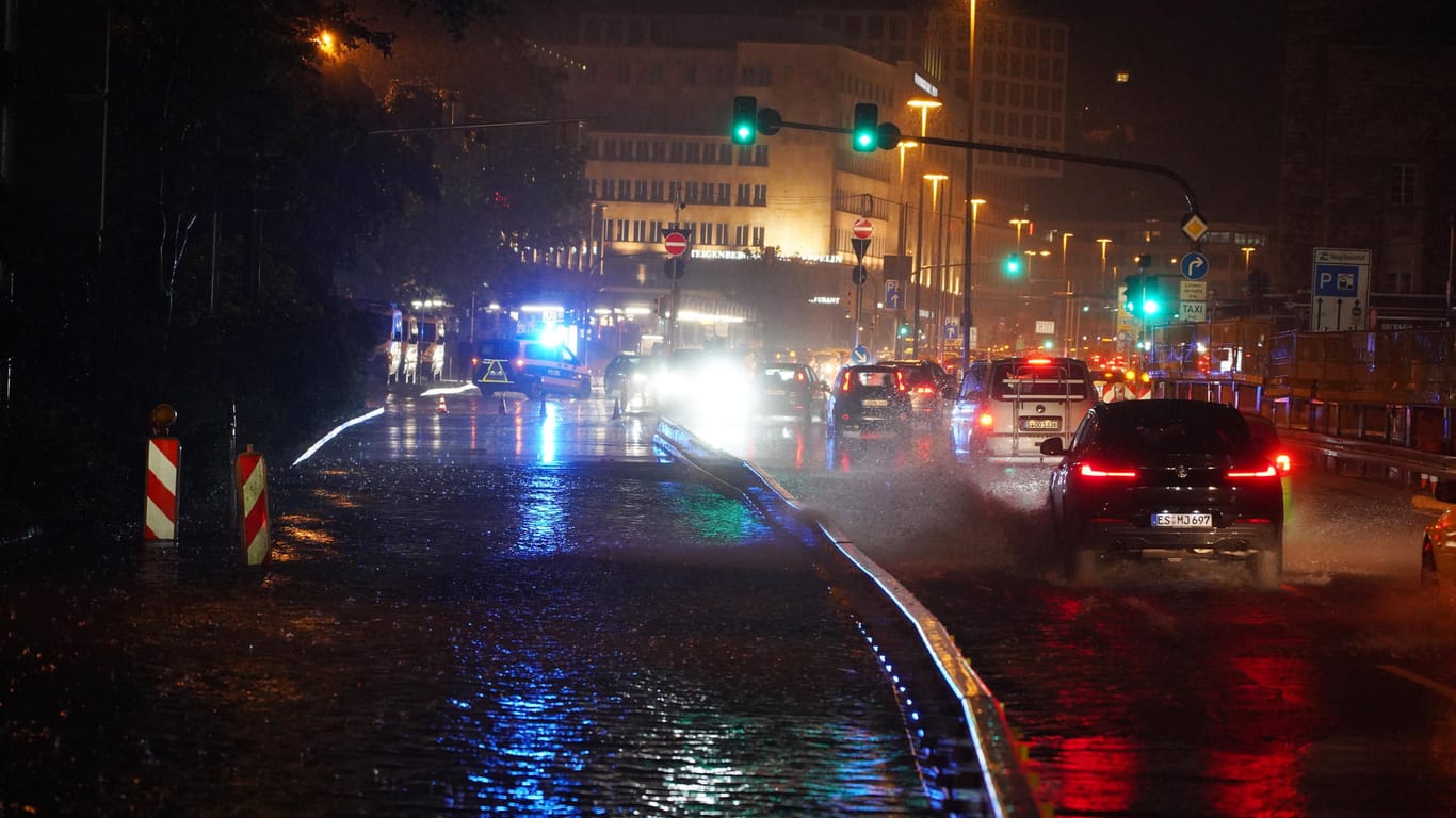 Die Polizei sperrt einen Teil der überflutete Schillerstrasse am Stuttgarter Hauptbahnhof: Die Abflüsse der Straße konnten die Wassermassen nicht aufnehmen.
