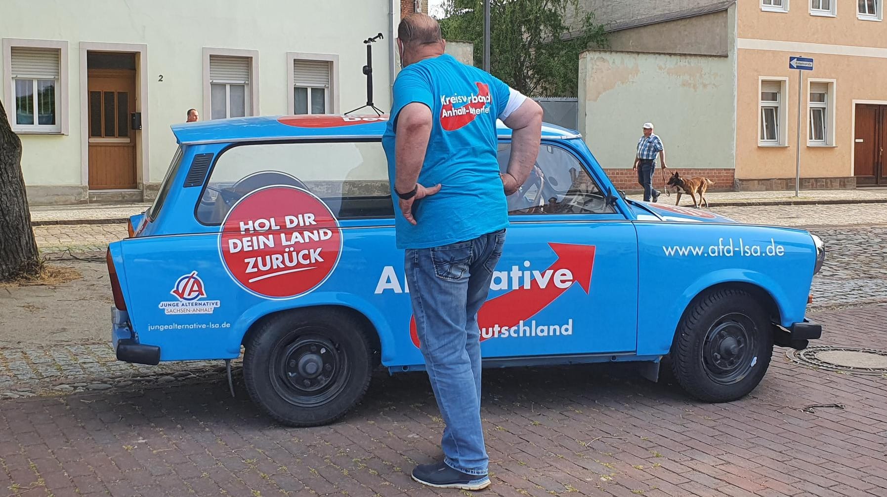 AfD in Aken an der Elbe: Die Partei erscheint zu Wahlkampfveranstaltungen mit Trabi.