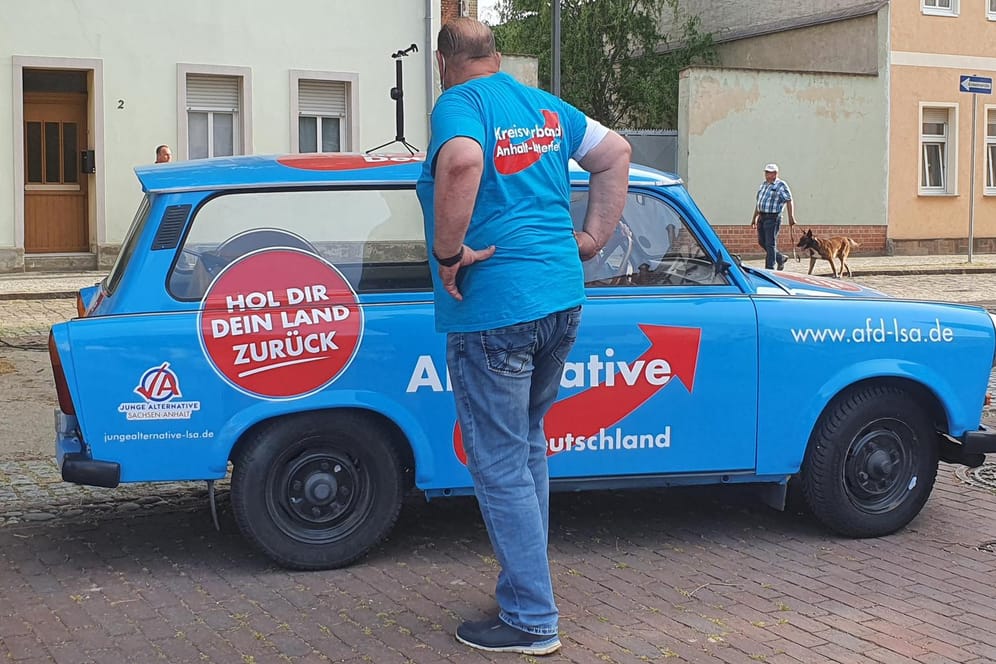 AfD in Aken an der Elbe: Die Partei erscheint zu Wahlkampfveranstaltungen mit Trabi.
