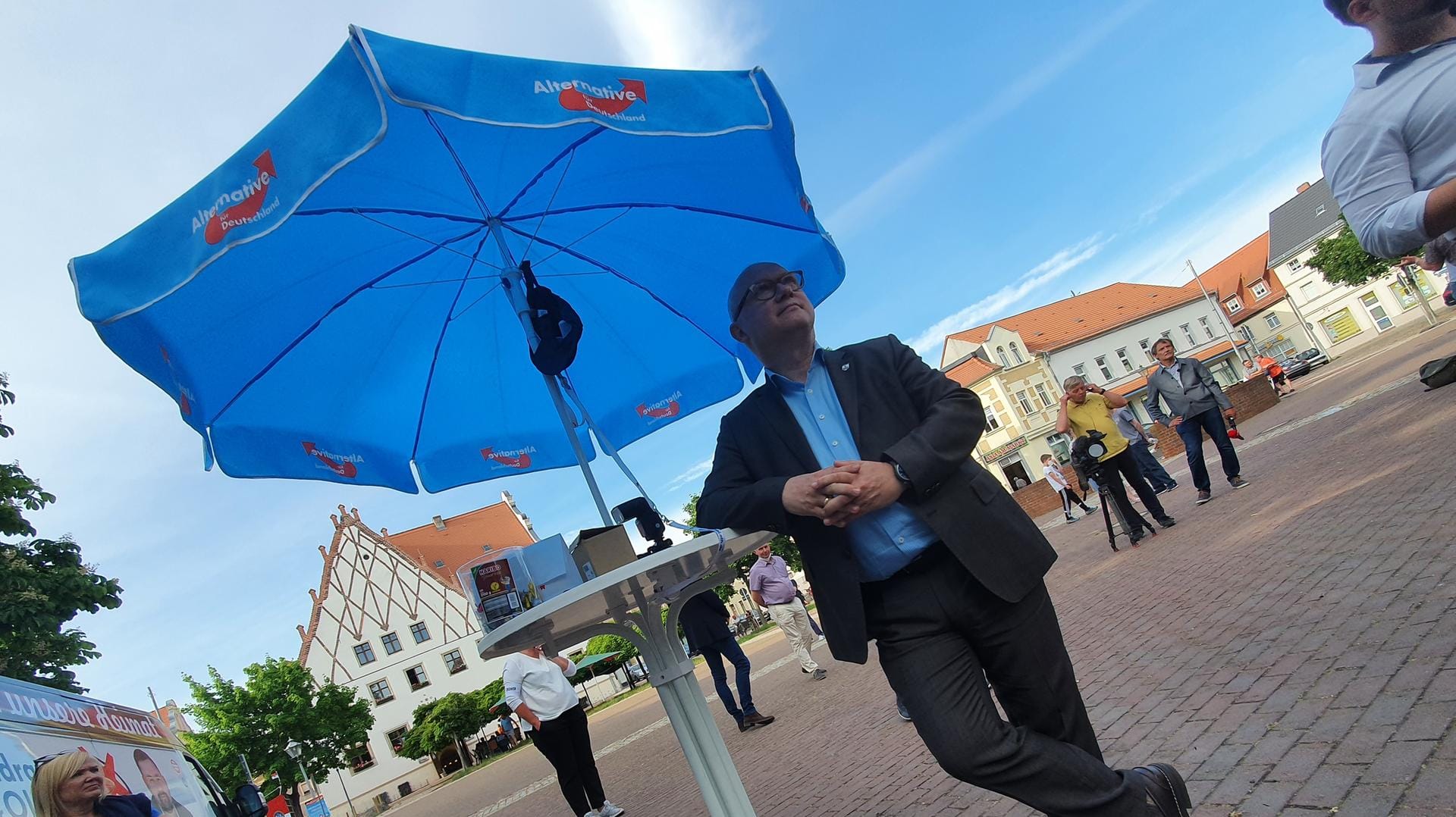 Oliver Kirchner am AfD-Stand in Aken: Seine Fraktion steht unter anderem in der Kritik, weil sie Ex-Funktionäre der verbotenen "Heimattreuen Deutschen Jugend" beschäftigt.