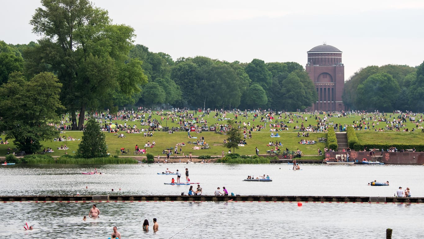 Zahlreiche Menschen sitzen bei trübem aber warmem Wetter im Stadtpark auf der großen Wiese oder schwimmen im Freibad: Im Stadtparksee wurde eine Schwimmerin vermisst.