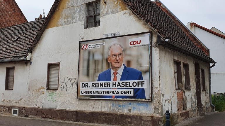 Wahlplakat von Haseloff an einem der wenigen baufälligen Häuser in Aken: Der CDU-Ministerpräsident hat einige Wähler verloren.
