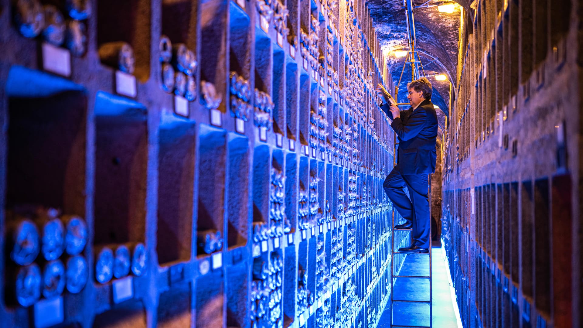 Karl-Josef Krötz, Ratskellermeister im Bremer Ratskeller, steht in der Schatzkammer des Kellers: Im Ratskeller ist ein 100-jähriger Wein versteigert worden.