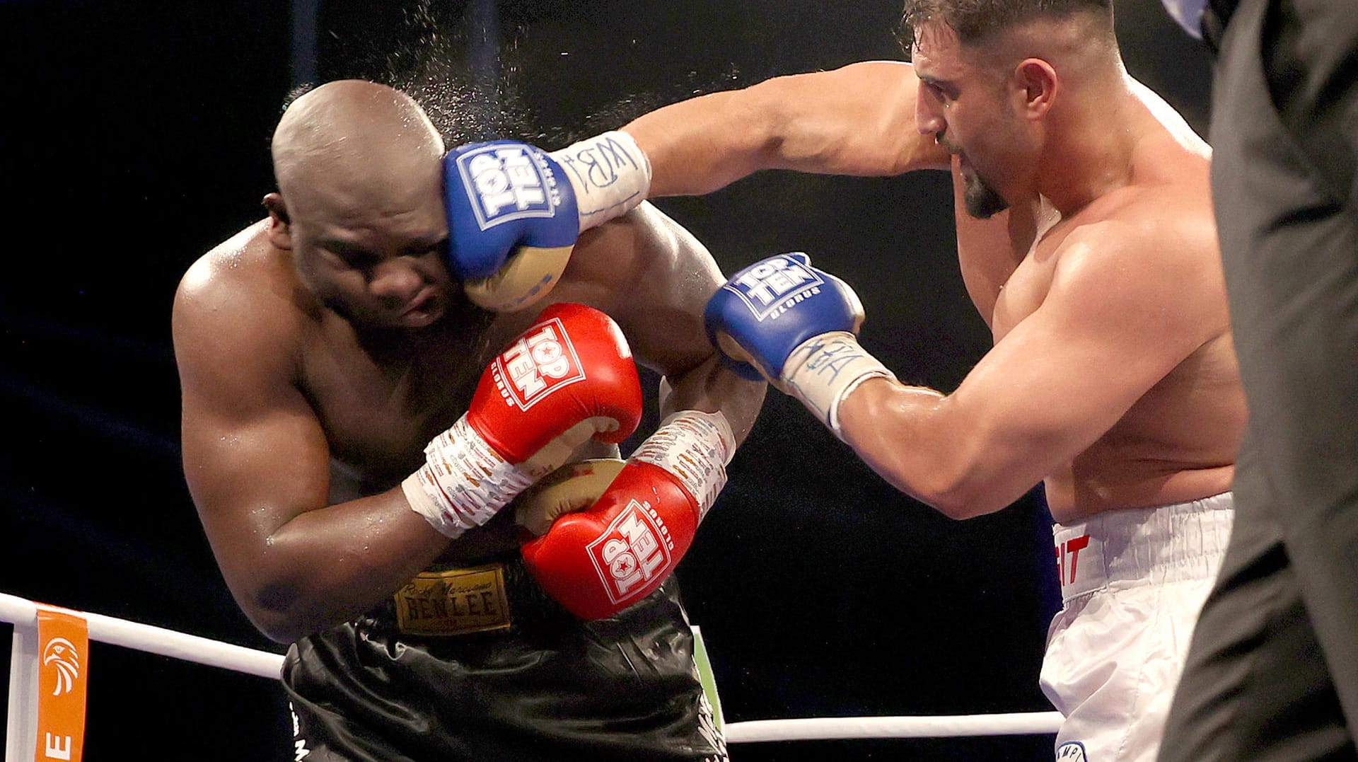 Geboxt wurde auch im Ring: Agit Kabayel (r.) setzt Kevin Johnson ordentlich zu.