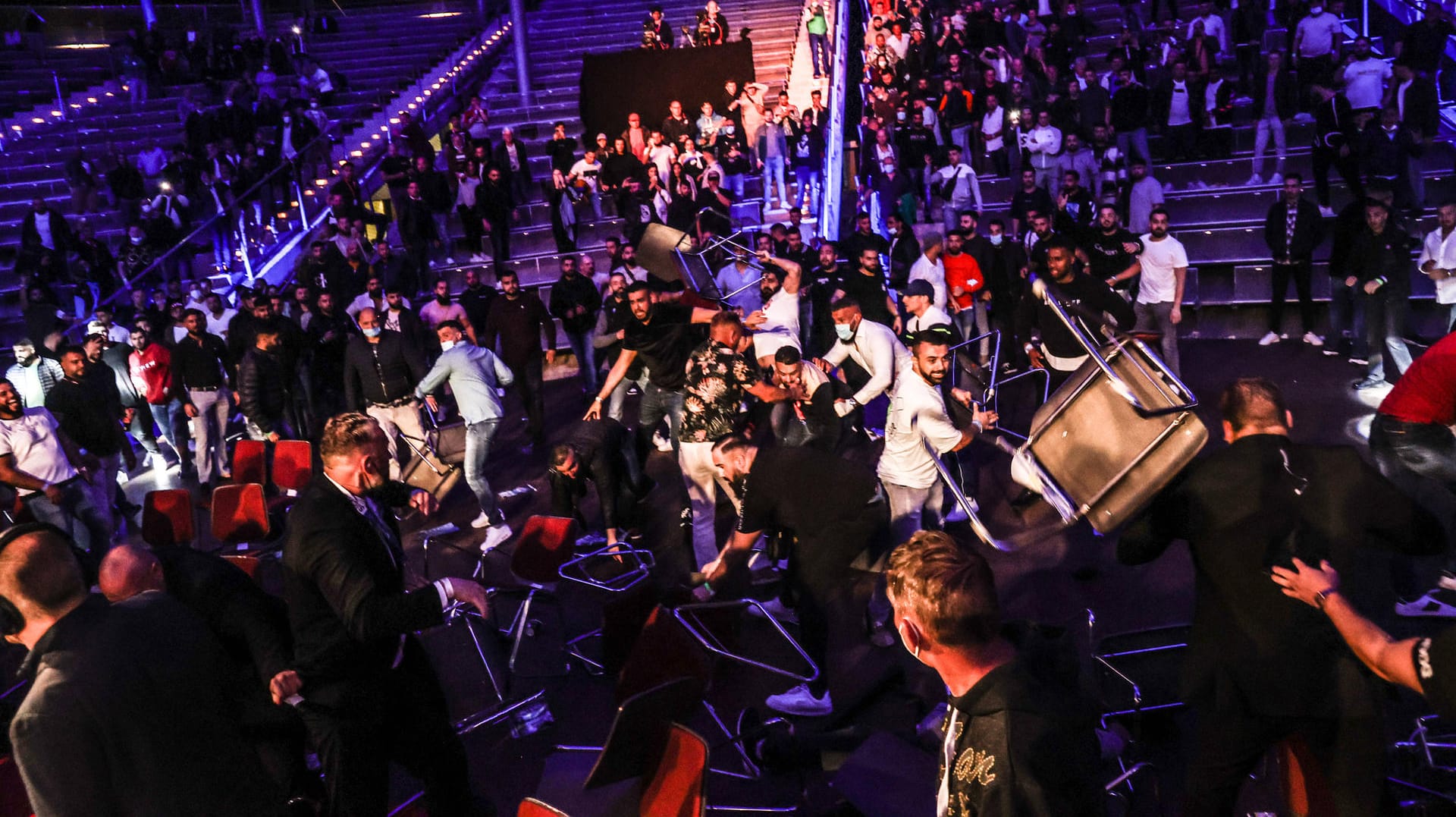 Chaos nach dem Boxkampf: Die "Fans" gehen aufeinander los. Chaos nach dem Boxkampf: Die "Fans" gehen aufeinander los.