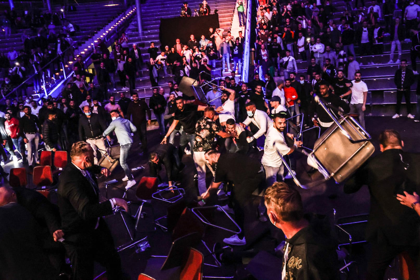 Chaos nach dem Boxkampf: Die "Fans" gehen aufeinander los.