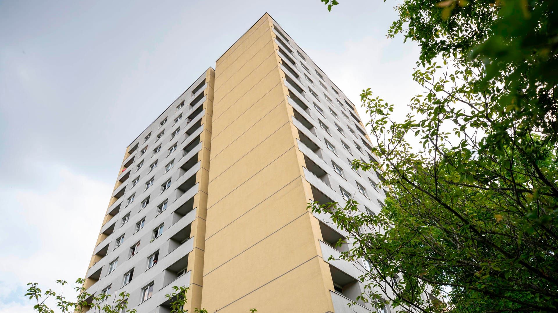 Das Hochhaus in der Hildebrandstraße, dessen Bewohner nach einem Corona-Todesfall unter Quarantäne stehen.