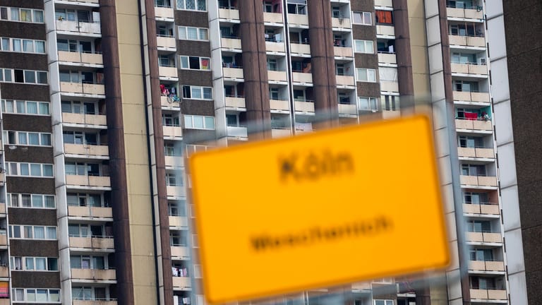 Häuser am Kölnberg vor dem Ortsschild: Eine Lösung des Problems ist noch nicht in Sicht.