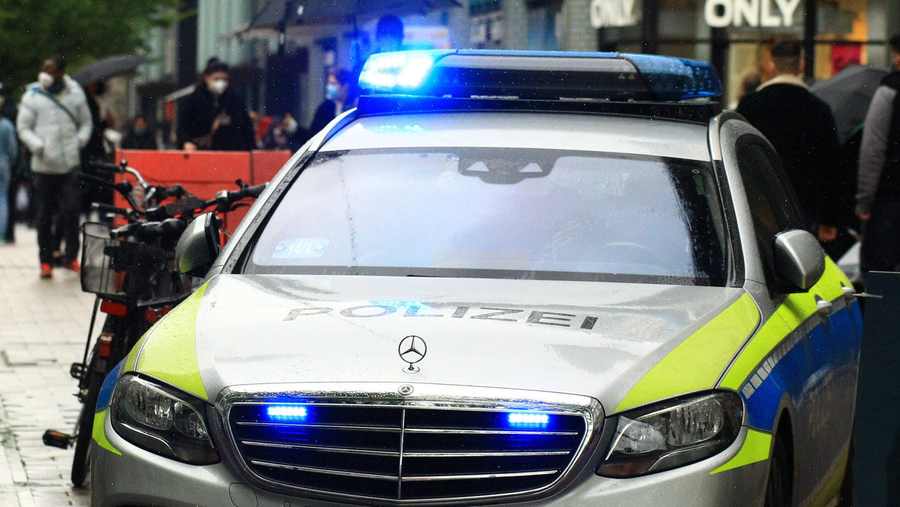 Ein Einsatzfahrzeug der Polizei: Aus bisher ungeklärter Ursache ist ein Porsche Carrera 4S in die Hauswand einer Kfz-Werkstatt gerast.