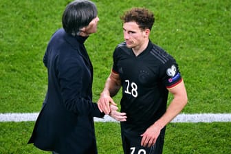 Bundestrainer Löw (l.) und Goretzka: Zum EM-Auftakt wird der Mittelfeldspieler wohl fehlen.