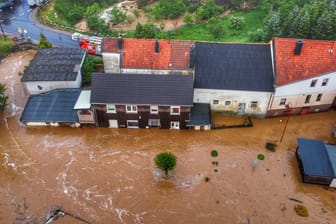 Die Häuser in Gebroth sind nach dem Unwetter von Hochwasser umgeben: Das gesamte Wochenende über sind solche Starkregenereignisse möglich.