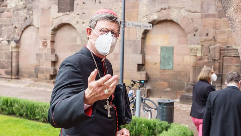 Kardinal Woelki am Sonntagmorgen auf dem Weg zu einem Festgottesdienst in Worms: Ein Rücktritt des Erzbischofs käme für einen Kirchenrechtler zu spät