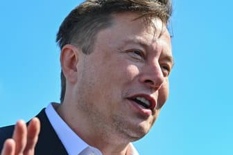 Elon Musk beim Besuch in Grünheide: Der Tesla-Chef schließt ein Logistikzentrum in Deutschland nicht aus.