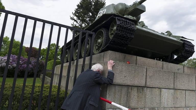 Der ukrainische Kriegsveteran David Dushman: Er trauert während einer Gedenkveranstaltung am sowjetischen Ehrenmal auf der Straße des 17. Juni in Berlin.