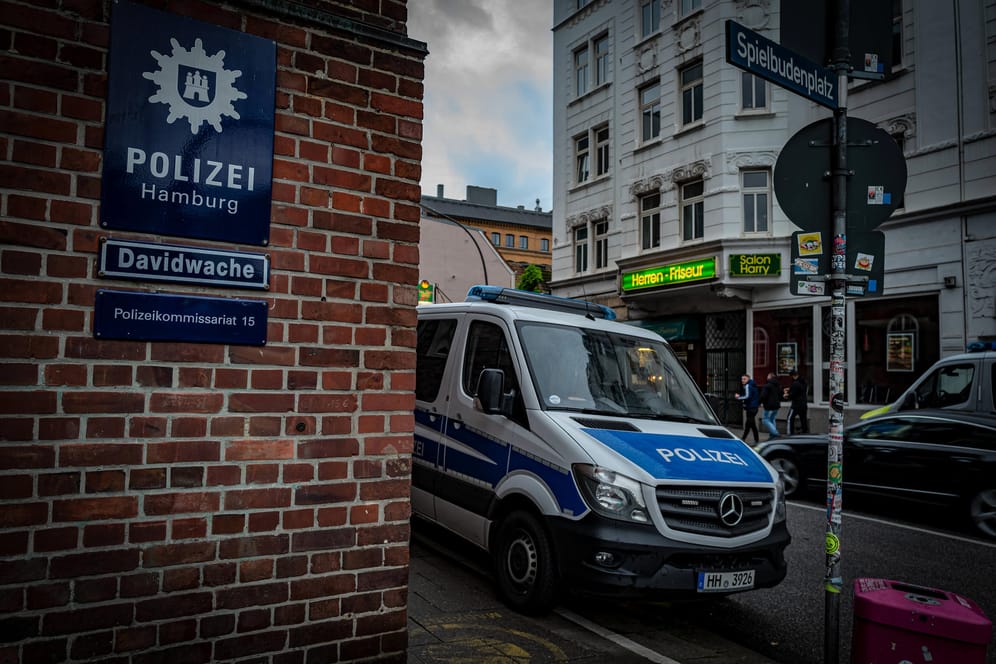 Die Davidwache auf der Hamburger Reeperbahn: In der Schmuckstraße ist ein Polizist angegriffen worden.