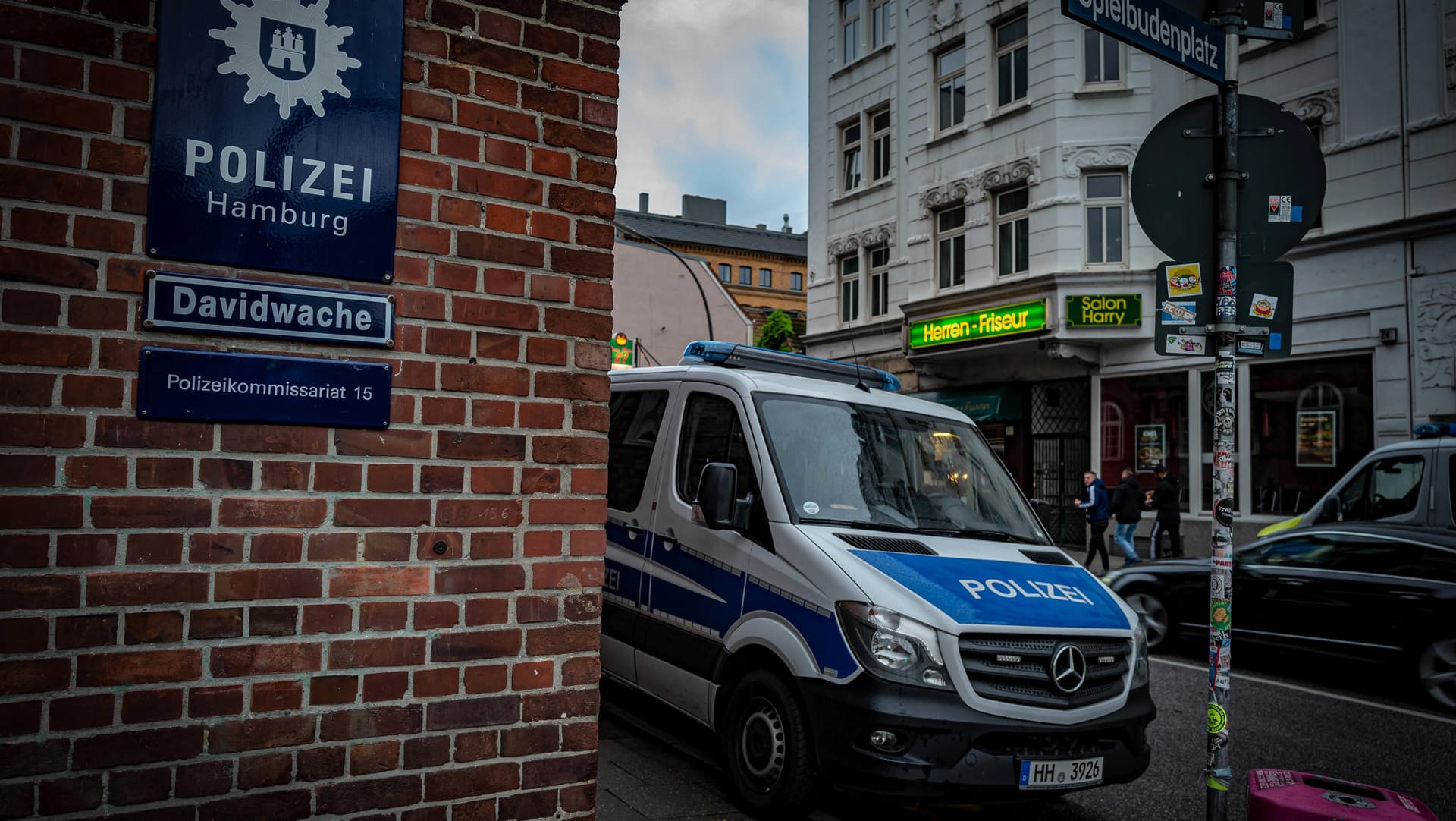 Die Davidwache auf der Hamburger Reeperbahn: In der Schmuckstraße ist ein Polizist angegriffen worden. Die Davidwache auf der Hamburger Reeperbahn: In der Schmuckstraße ist ein Polizist angegriffen worden.