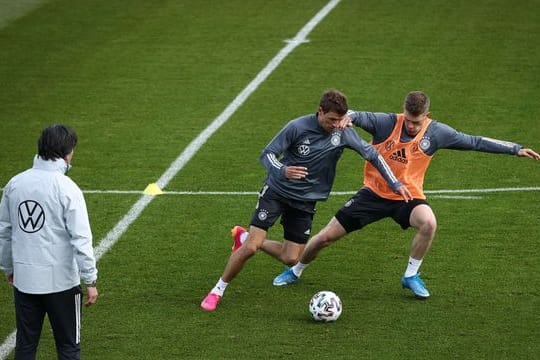 Bundestrainer Joachim Löw (l) beobachtet einen Zweikampf zwischen Thomas Müller und Matthias Ginter (r).