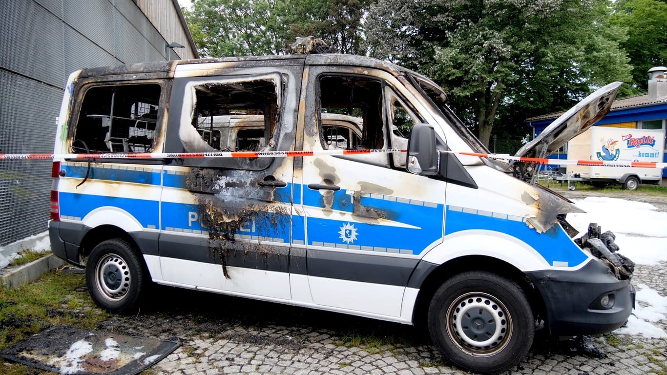 Ein abgebranntes Polizeiauto: Unbekannte haben Brandsätze auf ein Polizeigelände geworfen.