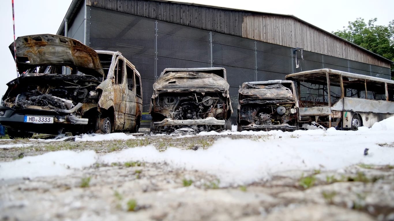Vier abgebrannte Fahrzeuge: Drei Gruppenwagen und ein Bus der Polizei wurden völlig zerstört.