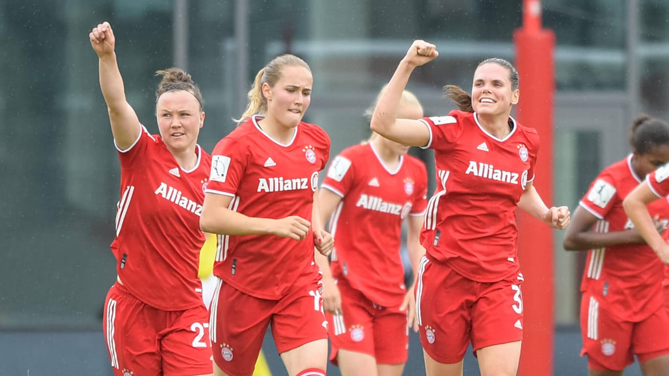 Die Frauen des FC Bayern bejubeln nach einem Sieg gegen Eintracht Frankfurt ihre vierte deutsche Meisterschaft.