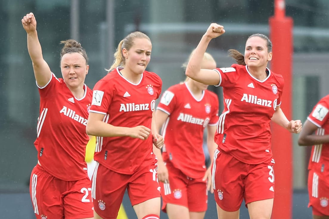 Die Frauen des FC Bayern bejubeln nach einem Sieg gegen Eintracht Frankfurt ihre vierte deutsche Meisterschaft.