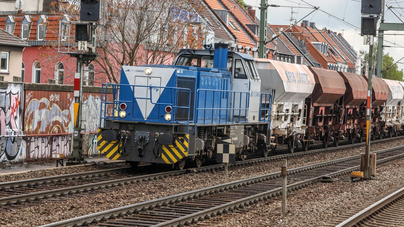 Ein Güterzug auf dem Weg durch Deutschland: Eine junge Frau aus Tschechien sah darin ein geeignetes Transportmittel, um an die Ostsee zu kommen. (Symbolfoto)