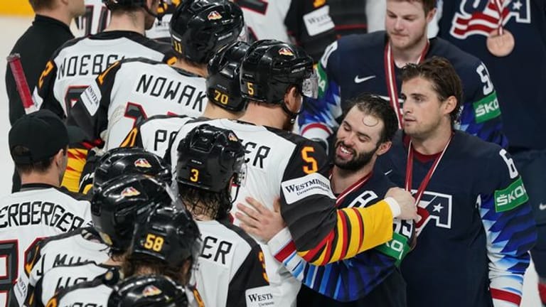 Die deutschen Eishockeyspieler gratulieren dem US-Team zum Sieg.