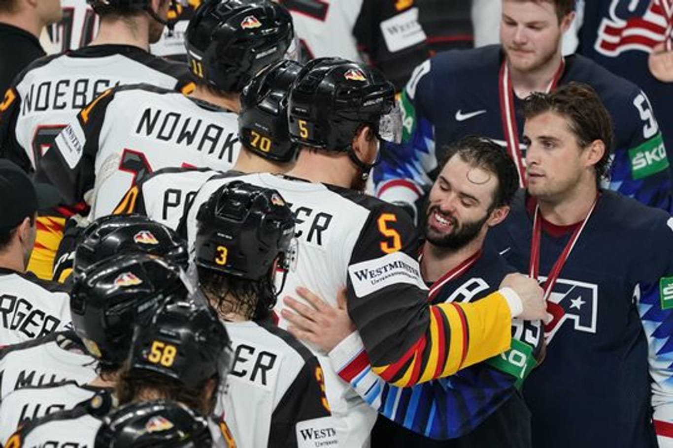 Die deutschen Eishockeyspieler gratulieren dem US-Team zum Sieg.