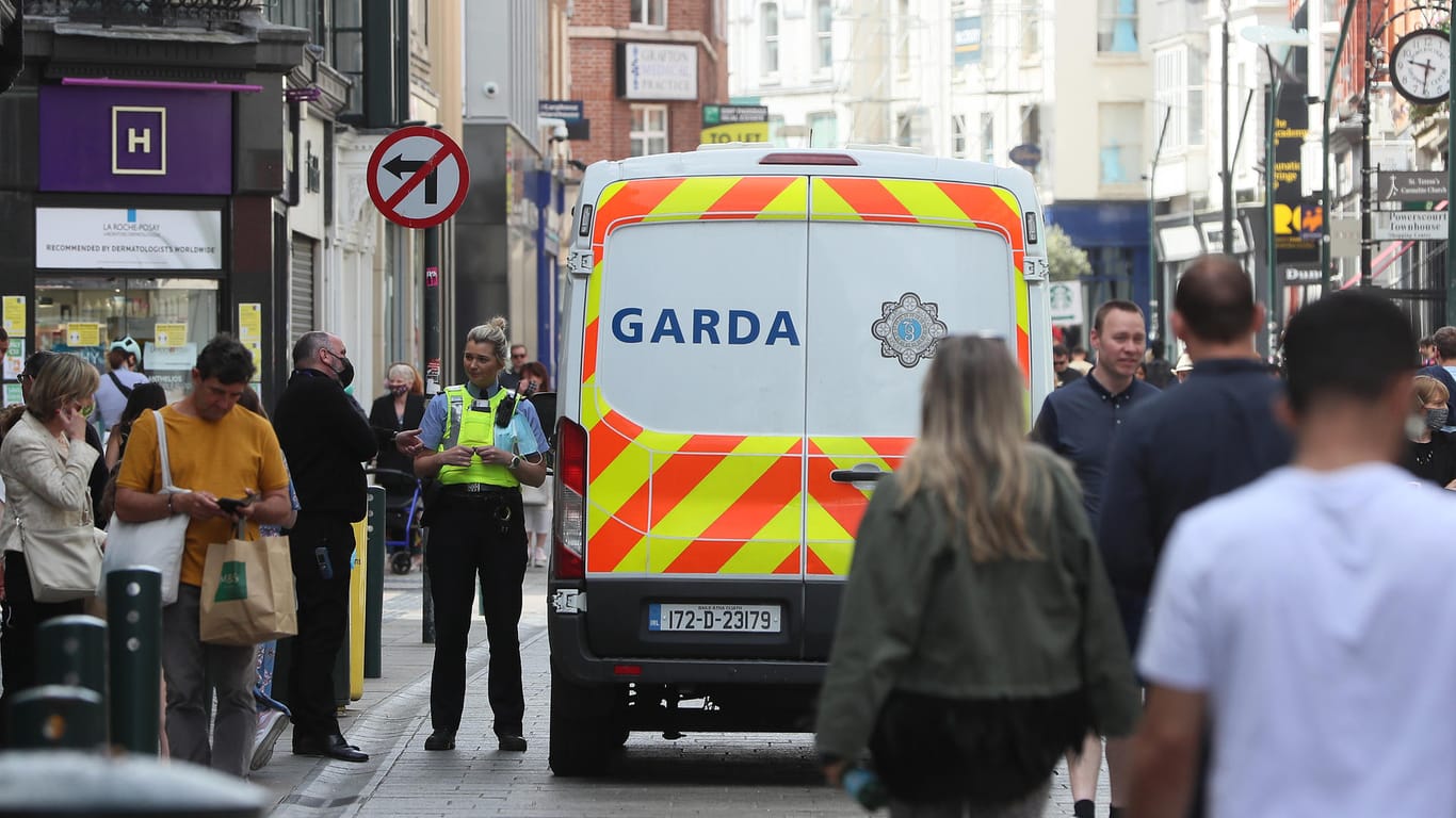 Polizei in der Innenstadt von Dublin: Dort hatten sich Samstagabend rund 200 Jugendliche versammelt und randaliert.