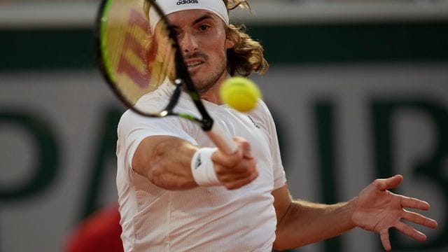 Tsitsipas setzte sich im French-Open-Achtelfinale mit 6:3, 6:2, 7:5 gegen den Spanier Pablo Carreno Busta durch. Tsitsipas setzte sich im French-Open-Achtelfinale mit 6:3, 6:2, 7:5 gegen den Spanier Pablo Carreno Busta durch.