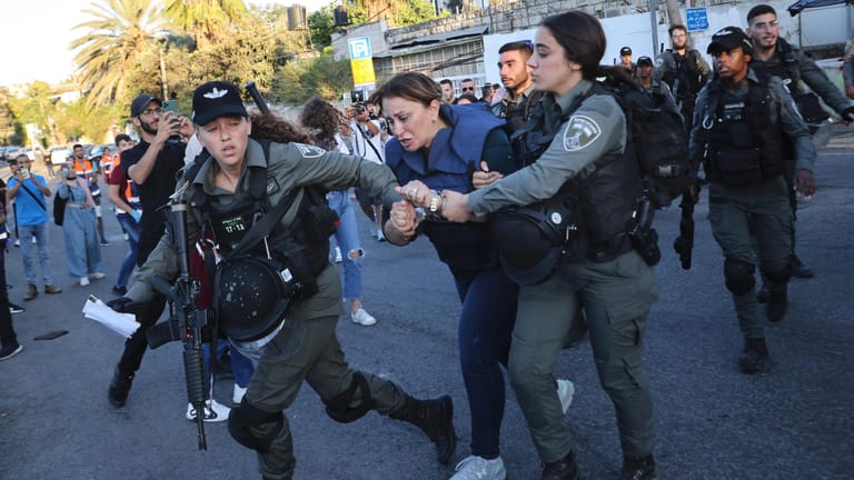 Jerusalem: Die Reporterin Givara Budeiri (M.) wird von zwei Frauen des israelischen Militärs festgehalten und abgeführt.