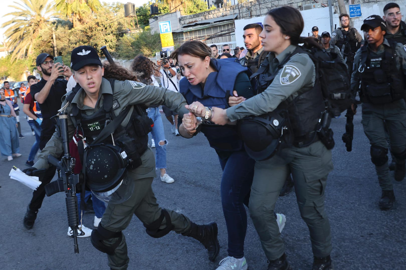 Jerusalem: Die Reporterin Givara Budeiri (M.) wird von zwei Frauen des israelischen Militärs festgehalten und abgeführt.