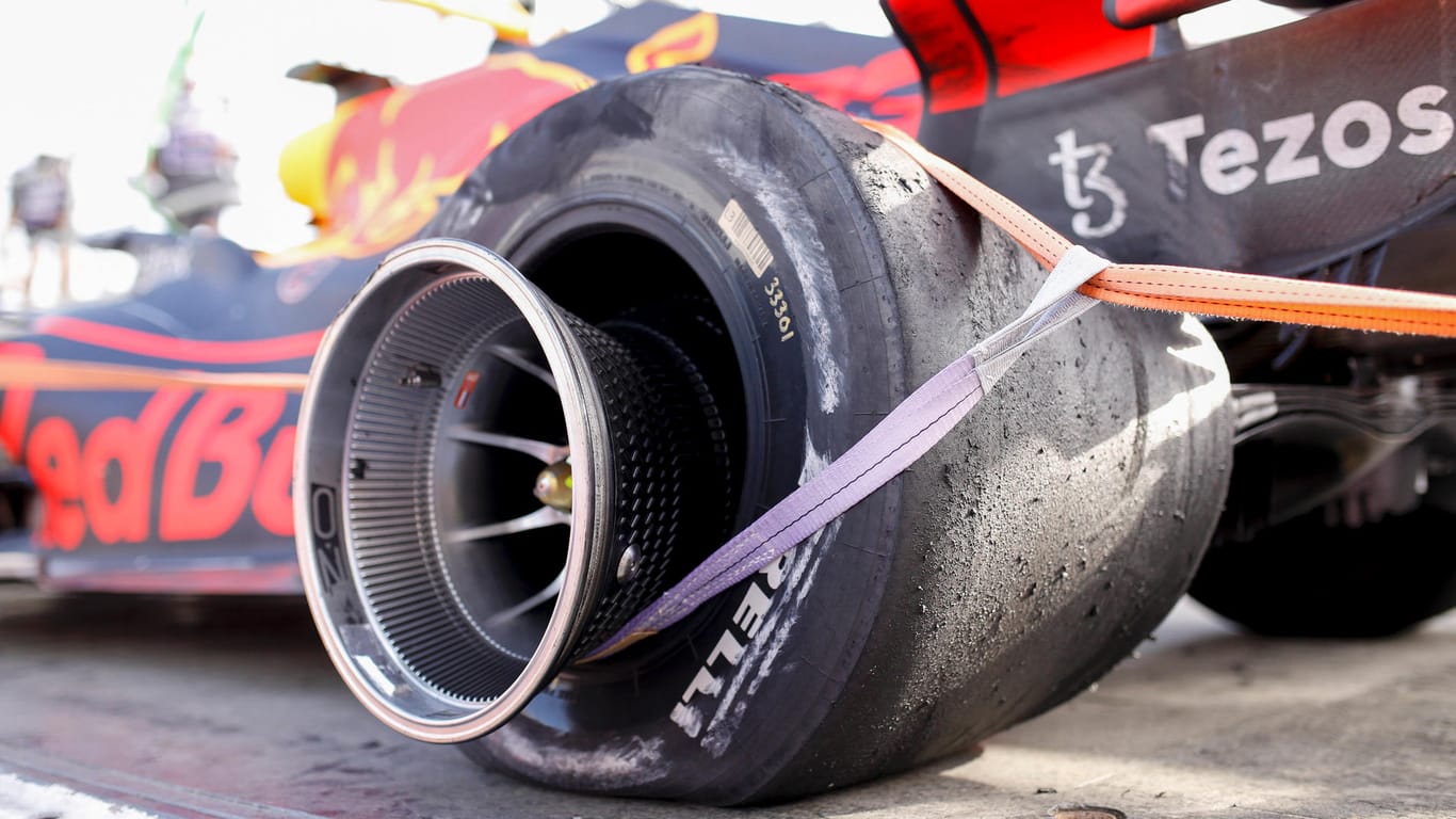 Kostete Max Verstappen das Rennen: Der völlig zerfetzte Reifen am Auto des Niederländers.