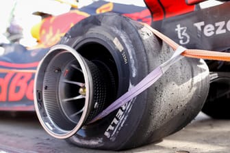 Kostete Max Verstappen das Rennen: Der völlig zerfetzte Reifen am Auto des Niederländers.
