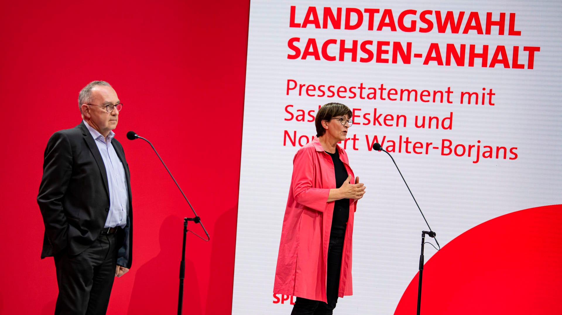 Norbert Walter-Borjans (links) und Saskia Esken (rechts): Die SPD-Parteivorsitzenden äußern sich zu ihrer Wahlniederlage in Sachsen-Anhalt. Norbert Walter-Borjans (links) und Saskia Esken (rechts): Die SPD-Parteivorsitzenden äußern sich zu ihrer Wahlniederlage in Sachsen-Anhalt.
