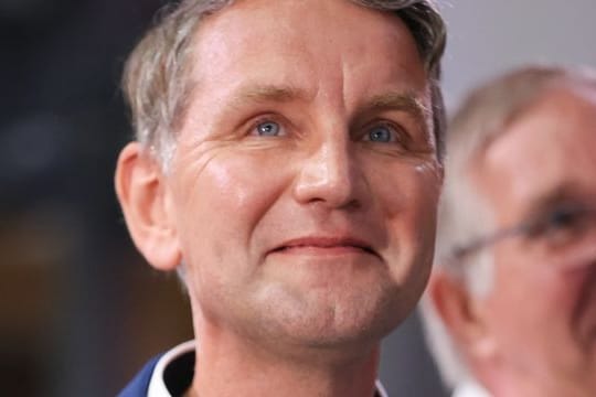 Björn Höcke gestikuliert