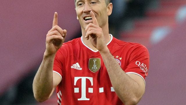 Lewandowski ist von den Bundesliga-Profis zum fünften Mal zum besten Feldspieler der Saison gewählt worden. Lewandowski ist von den Bundesliga-Profis zum fünften Mal zum besten Feldspieler der Saison gewählt worden.