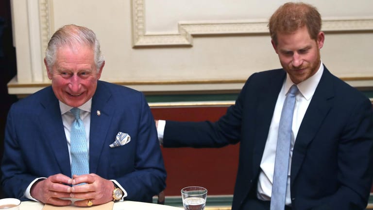 Prinz Charles und sein Sohn Prinz Harry: Das Verhältnis von Vater und Sohn ist angespannt.