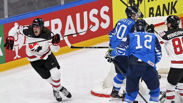 Kanadas Maxime Comtois (l) feiert nach seinem Treffer zum 1:1-Ausgleich. Kanadas Maxime Comtois (l) feiert nach seinem Treffer zum 1:1-Ausgleich.